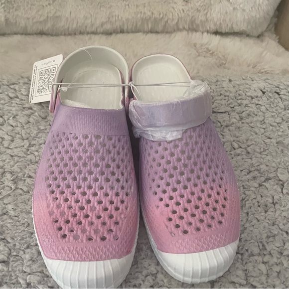 Layer 8 NWT Lined Watercolor Pink and Lavender  Slip on Shoes - Picture 1 of 16